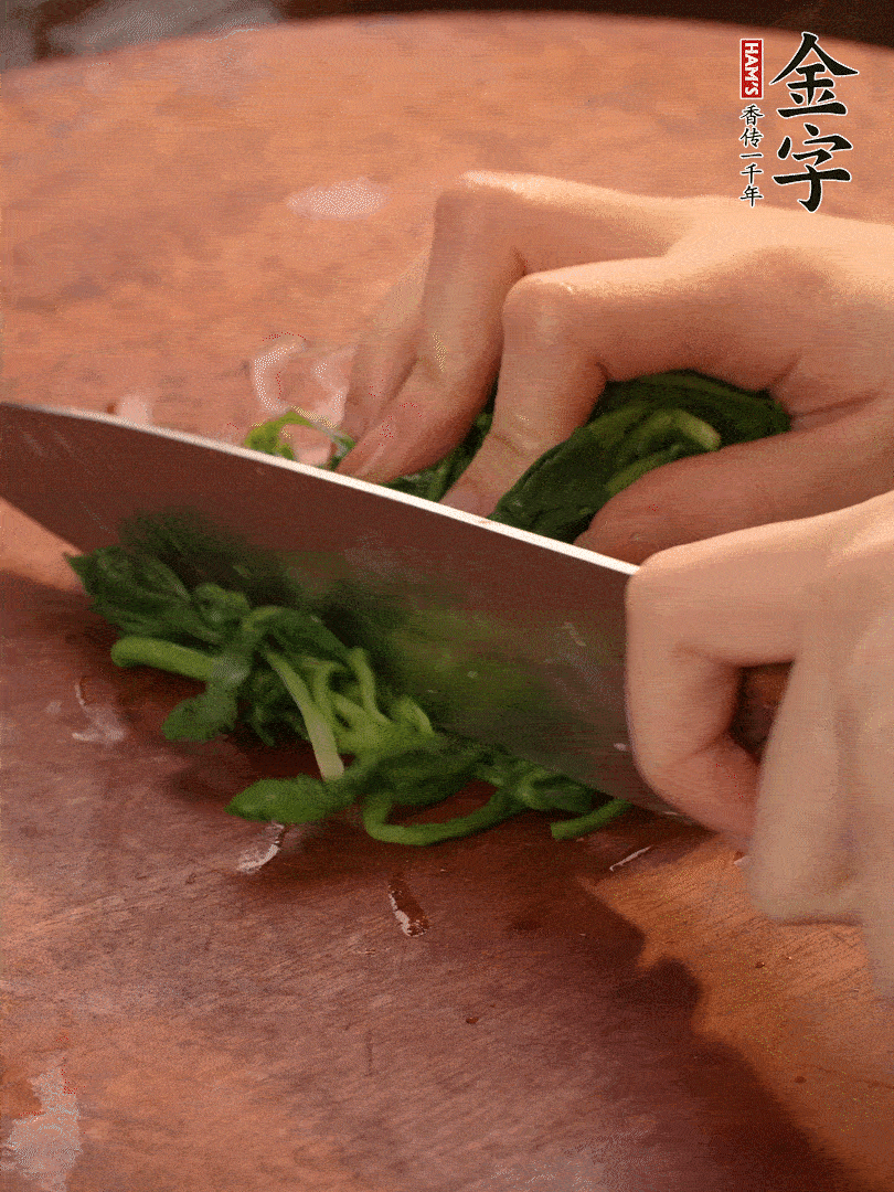 晾涼拽干水份，切碎備用。