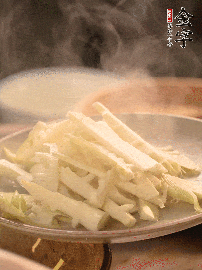 春筍切薄片，焯水去除澀味。