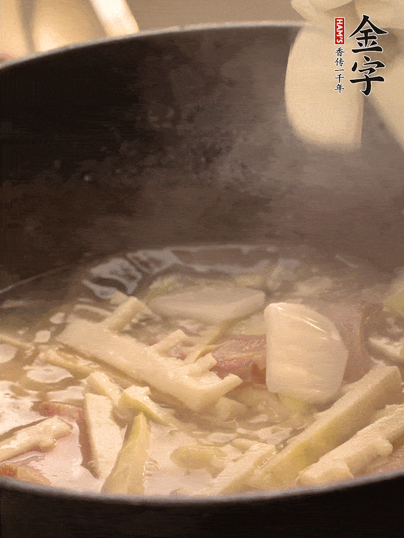 加一點開水后，放年糕燜2分鐘至軟。