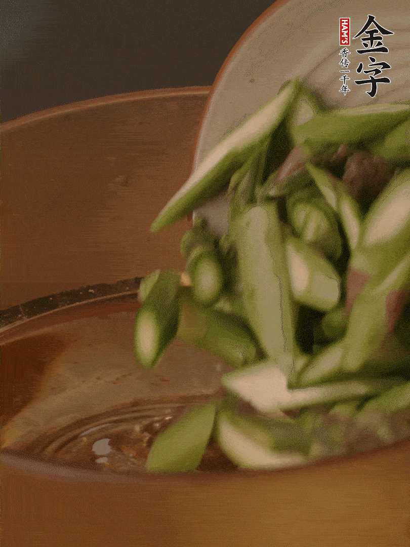 蘆筍、白玉菇焯水30秒備用。