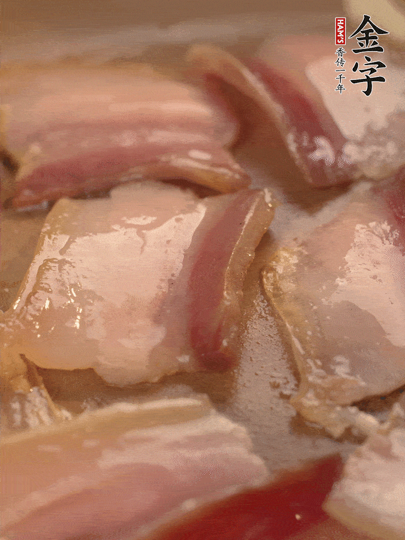 鍋中熱油煸香大蒜、咸肉。