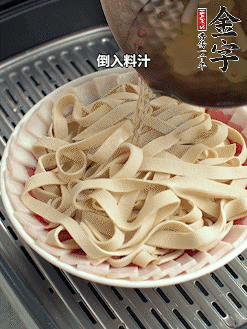 將料汁倒入食材中，改上保鮮膜蒸半小時(shí)。