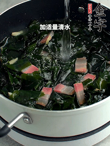 放入泡發(fā)好的裙帶菜翻炒一下，加適量清水燉煮。