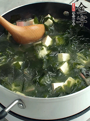 煮到沸騰后，再放入豆腐蓋蓋子煮3分鐘。