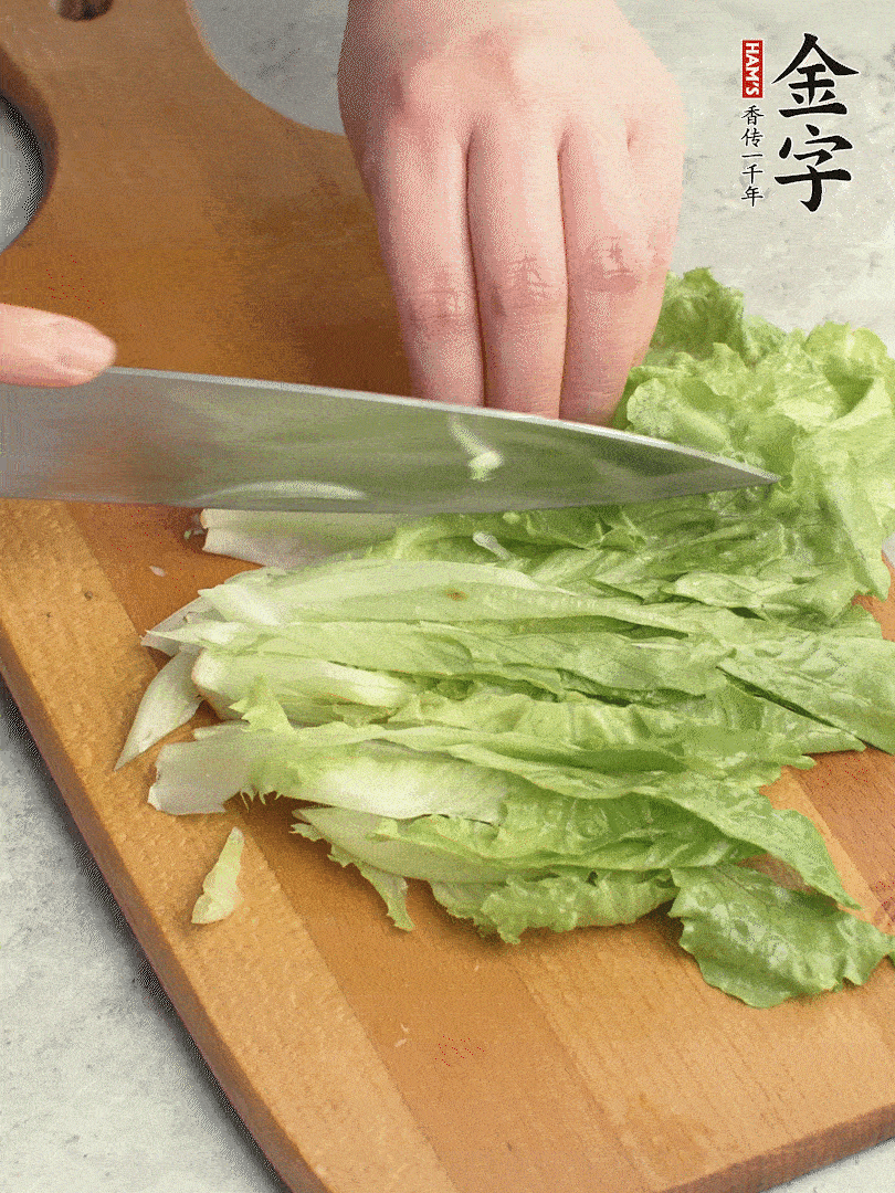 胡蘿卜、生菜、黃瓜切絲。
