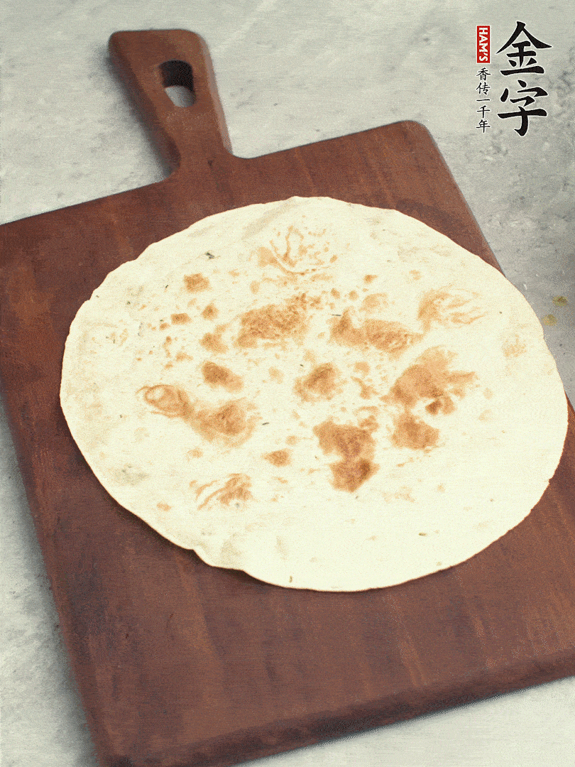 食材依次鋪在卷餅皮上，卷起來。