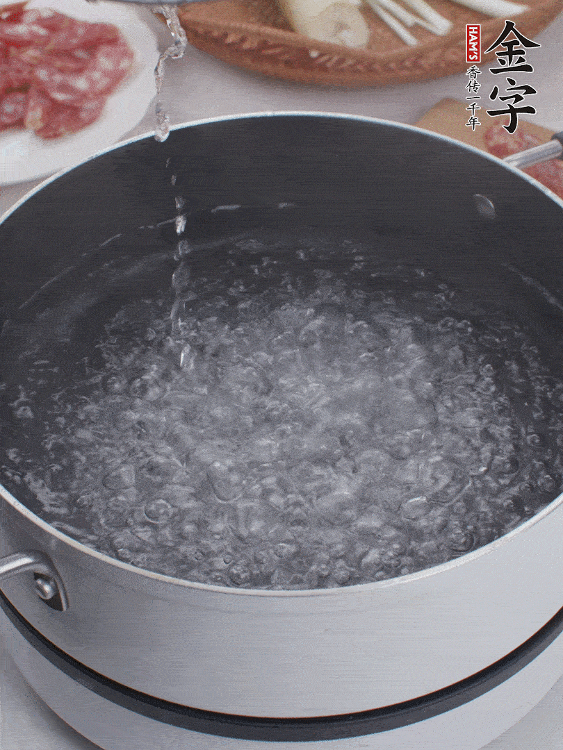 春筍去殼切片，焯水3分鐘。
