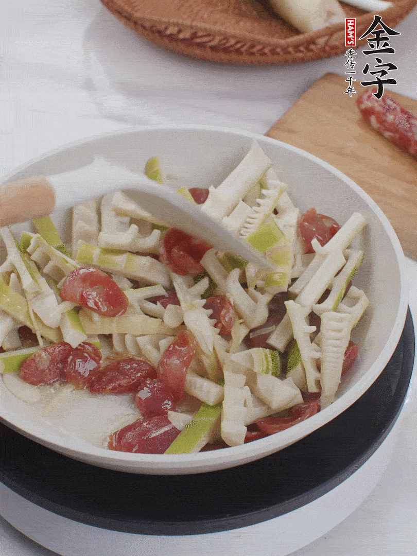 下春筍翻炒均勻，一小撮鹽調(diào)味。