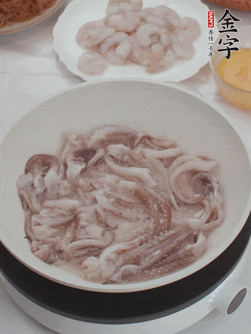 蝦仁、魷魚滑油，蛋液炒制半熟。