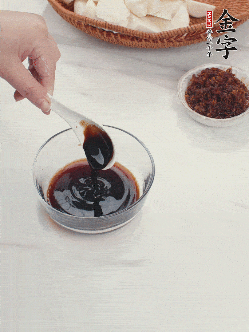 將生抽、老抽、黃酒和白砂糖在小碗里調(diào)成味汁。