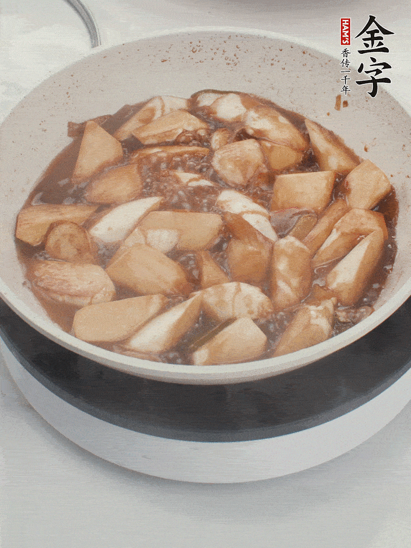 待茭白煸到微微發(fā)黃加入調(diào)好的味汁翻炒。加一小碗清水蓋蓋子燜3-4分鐘。