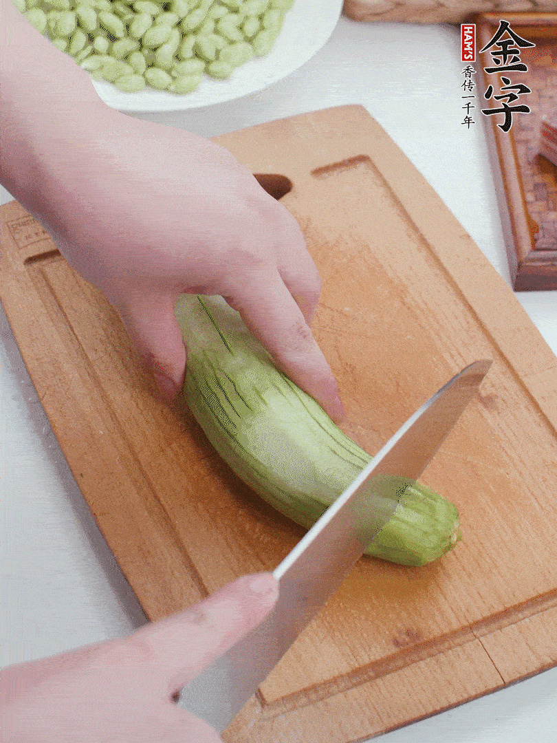 絲瓜去掉外皮，去掉兩端，切成滾刀塊。