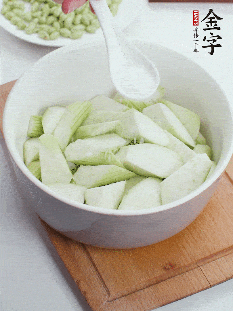 水中加1勺鹽浸泡，防止變黑。
