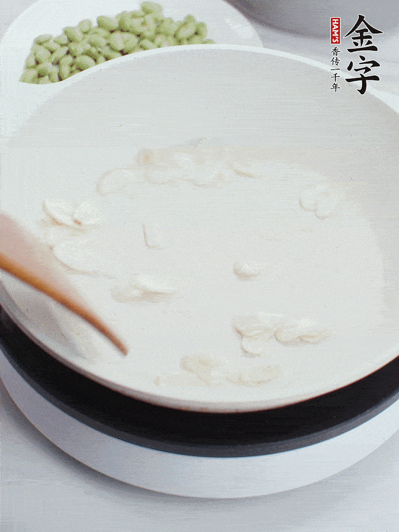 金字淡咸肉煮15分鐘，撈出切片。油5成熱時，蒜末、咸肉爆香。