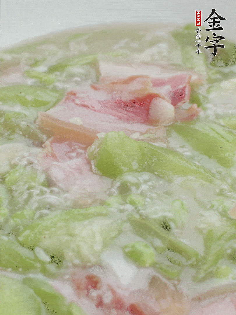 加一點熱水、白胡椒粉、雞精翻炒1分鐘。