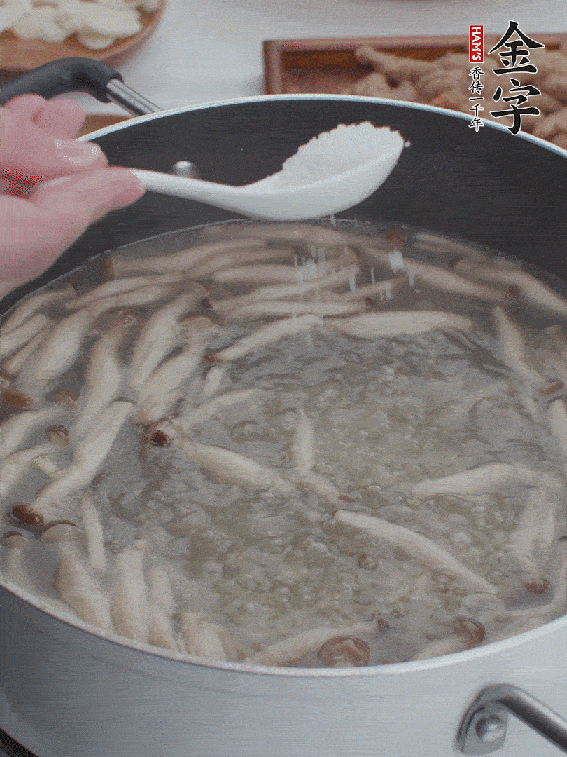 1勺鹽、一點(diǎn)胡椒粉調(diào)味。