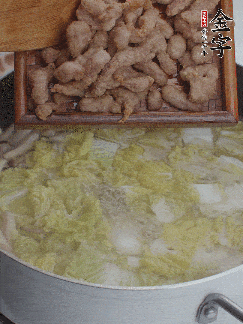 水開后煮10分鐘，下娃娃菜、小酥肉煮3分鐘。