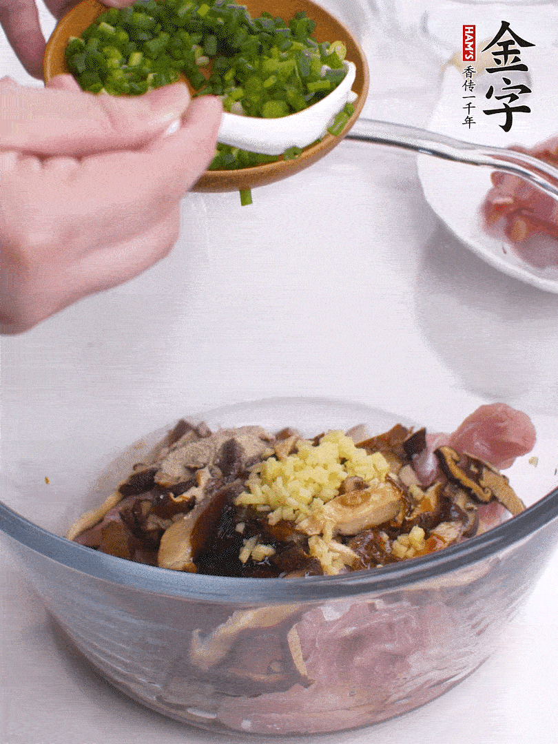 雞肉、香菇混合，加清水1/3杯、料酒1勺、蠔油1勺、鹽1勺、糖1/4勺、白胡椒1/4勺、食用油1勺、香油1/4勺、姜末、蔥花，攪拌均勻腌制2小時。
