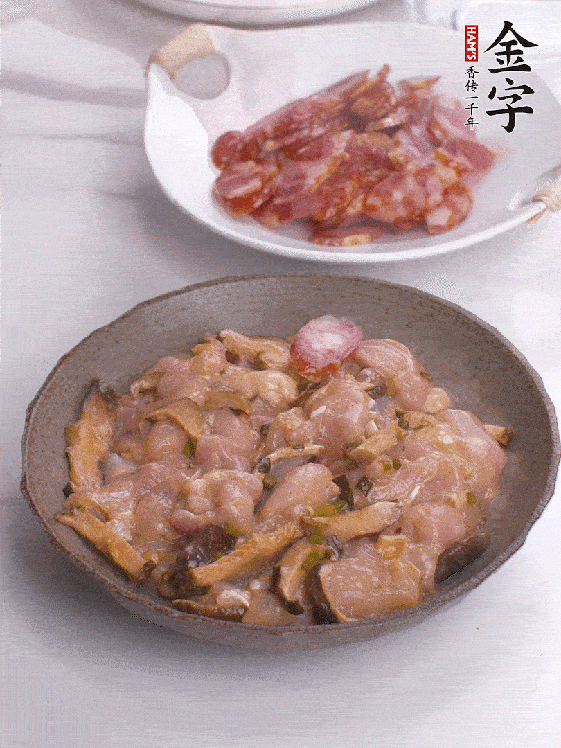 腌制后，雞肉中加淀粉1勺，頂部碼上香腸片。