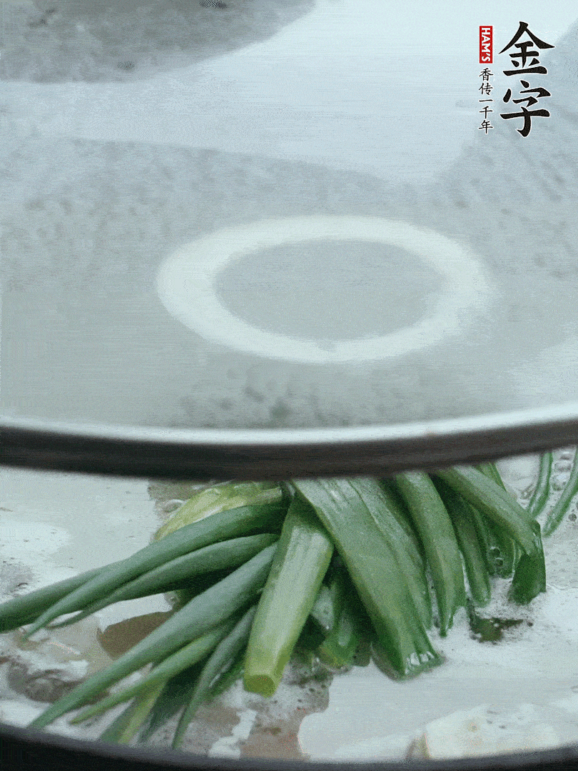 加蔥結(jié)去腥，大火開后中火燒20分鐘。