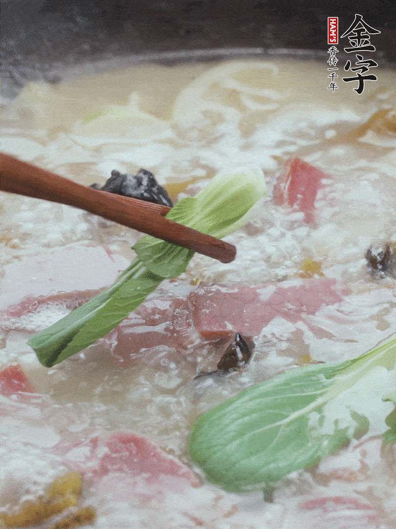撈出蔥結(jié)，小菜心點(diǎn)綴。
