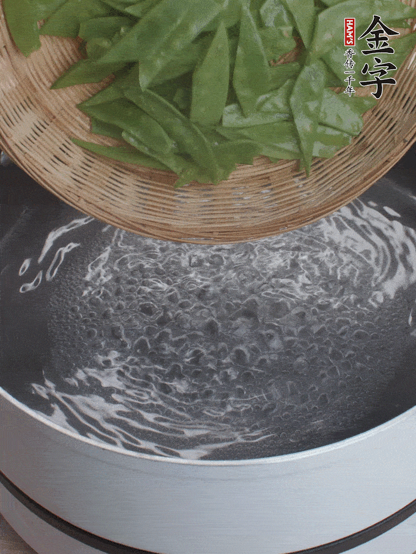 甜豆莢撕掉老筋，斜切兩半，焯水1分鐘。
