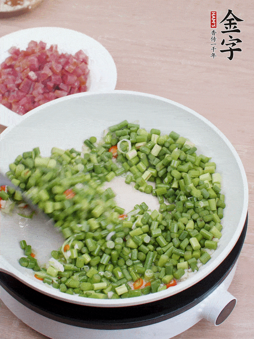 下蒜苔丁、一點鹽翻炒。