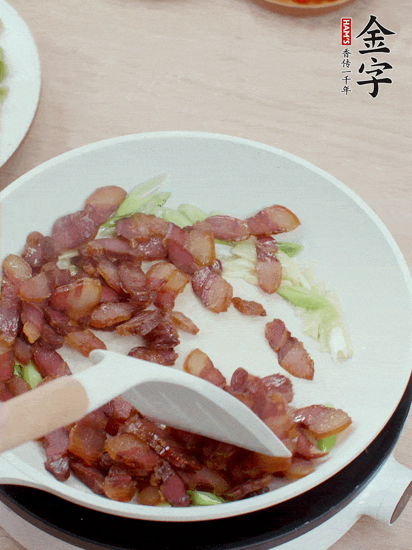 鍋中少許油，姜、蒜白爆香，下臘肉煸出油脂。