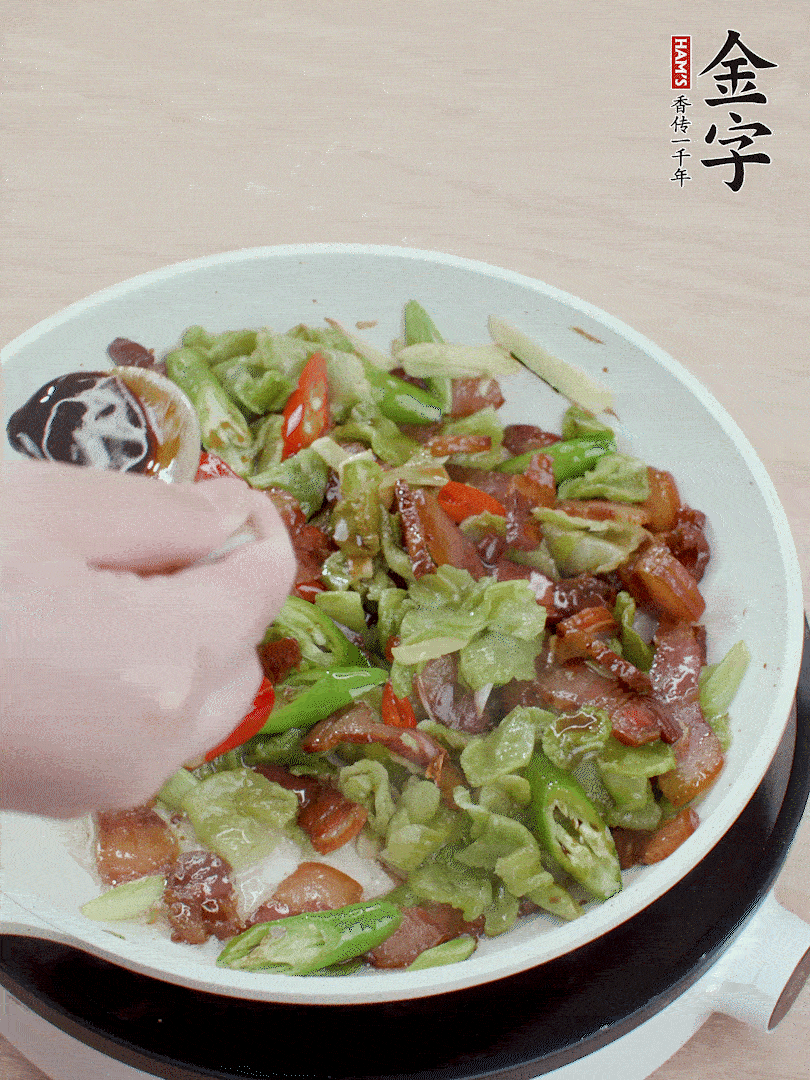2勺生抽調味，最后撒蒜葉。