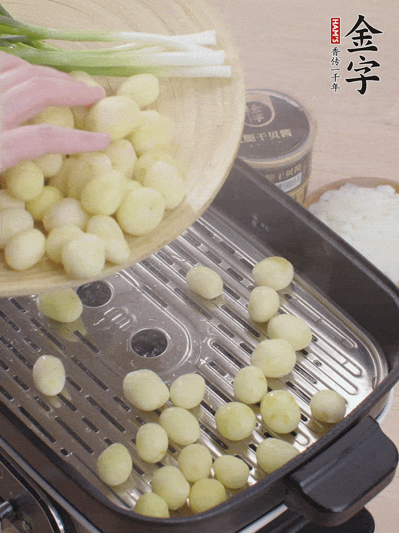 去皮小土豆蒸熟。