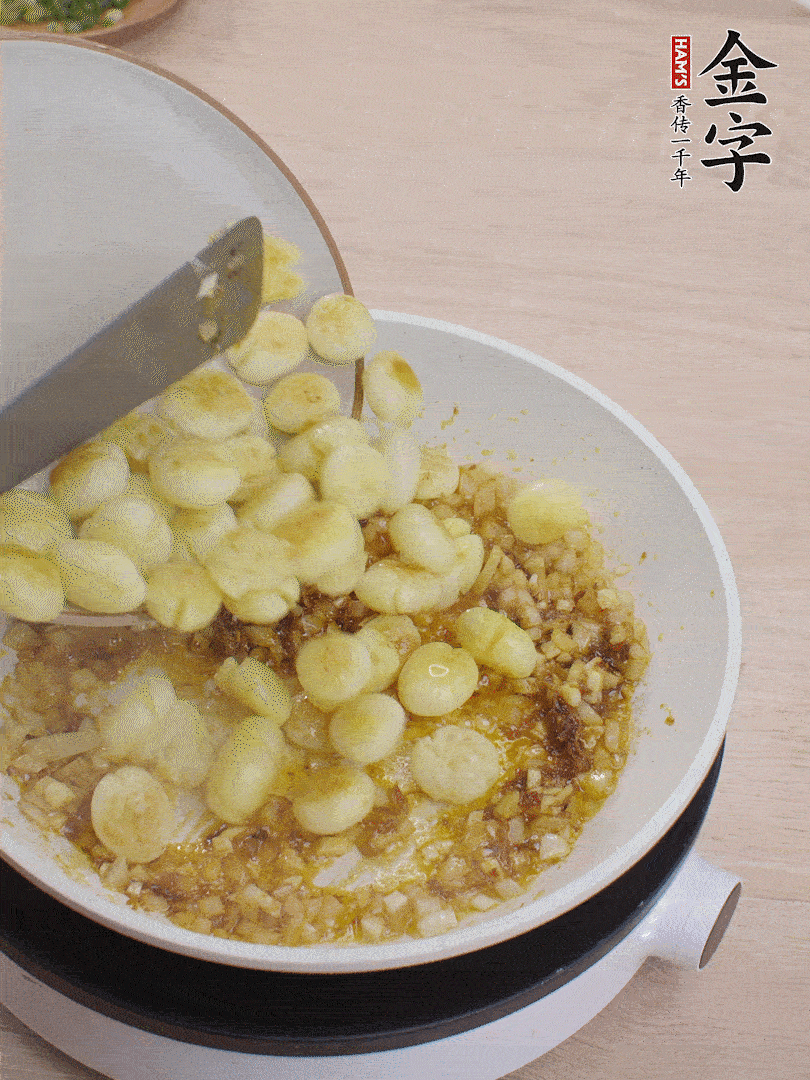 下小土豆翻炒均勻。