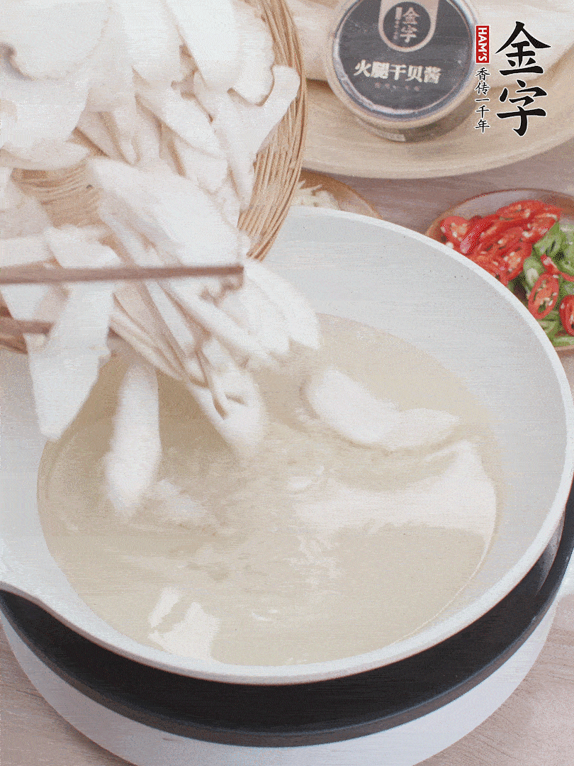 杏鮑菇切成片，油溫7層熱炸2分鐘。