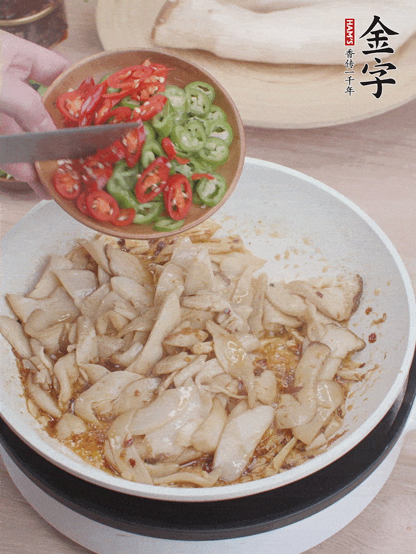 下杏鮑菇、青紅辣椒炒出香味。