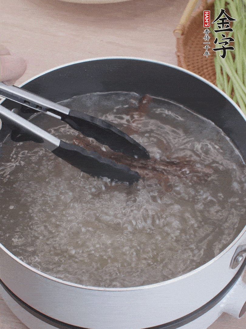金字醬油肉下鍋煮10分鐘，切薄片。