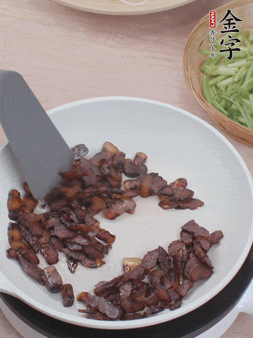 起鍋熱油，煸香醬油肉。