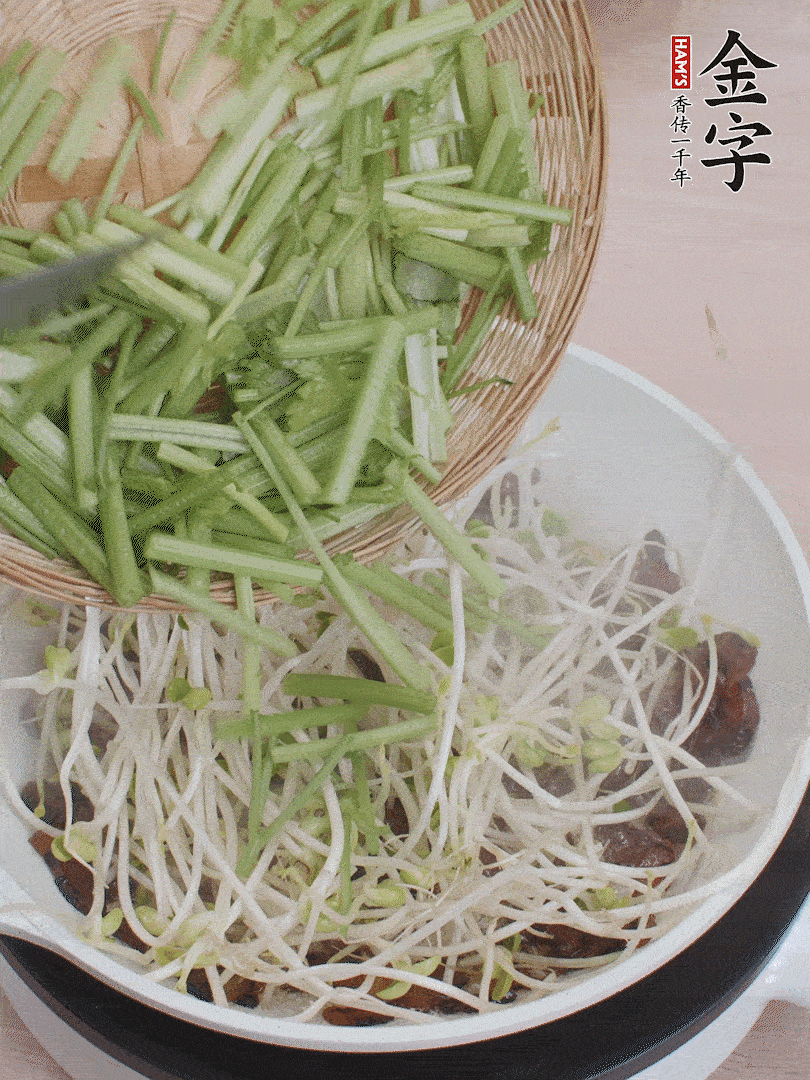下豆芽、香芹翻炒均勻。
