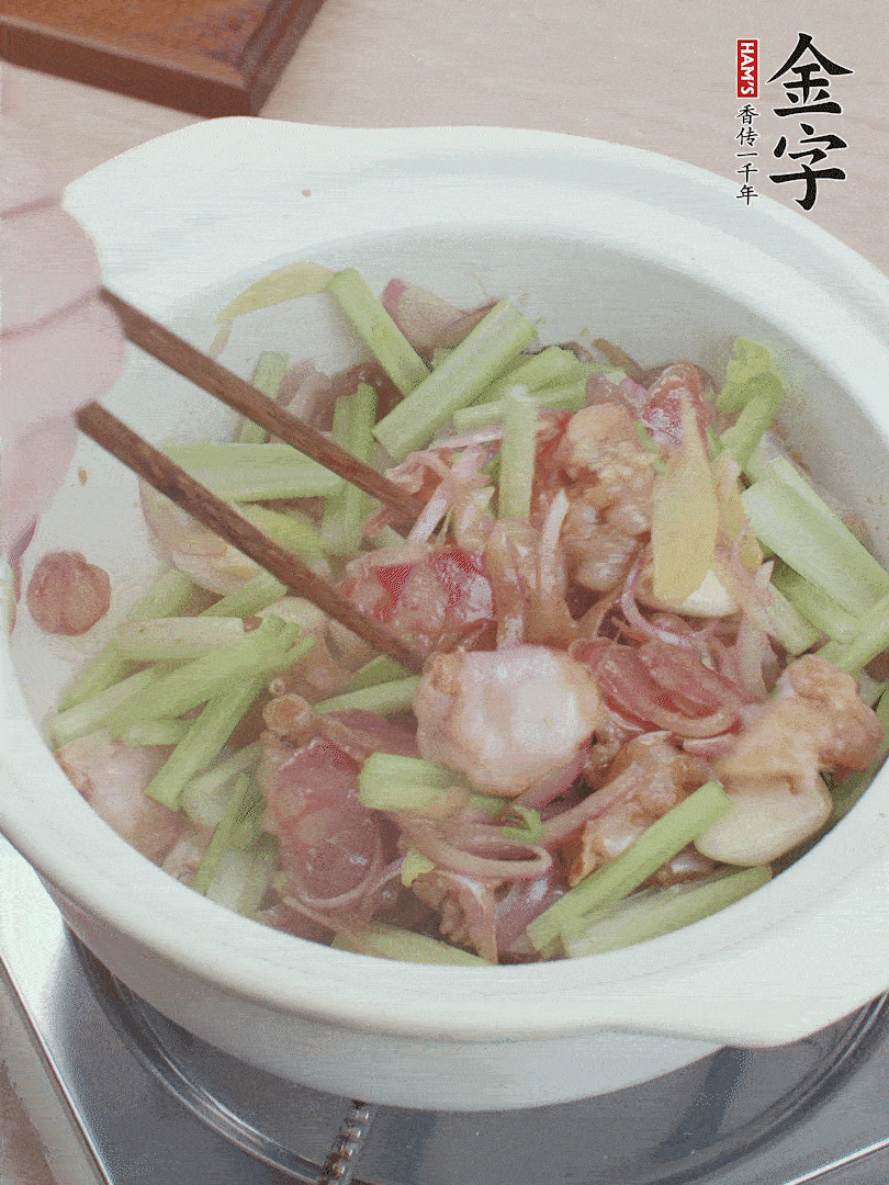 下牛蛙、芹菜、香腸翻炒。