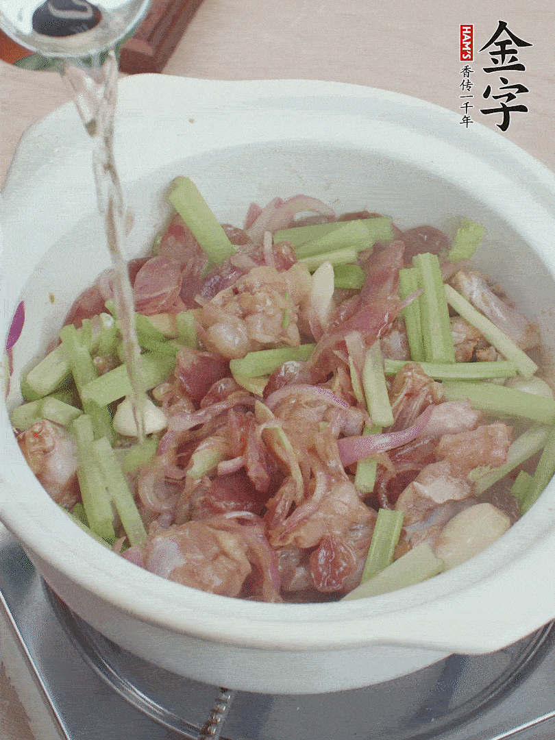 牛蛙變色后，淋點啤酒，加蓋后調(diào)小火燜10分鐘。