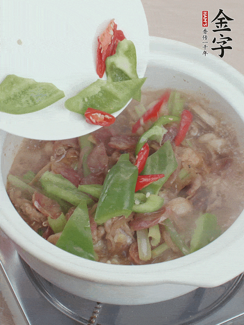 下綠菜椒，翻炒1分鐘。