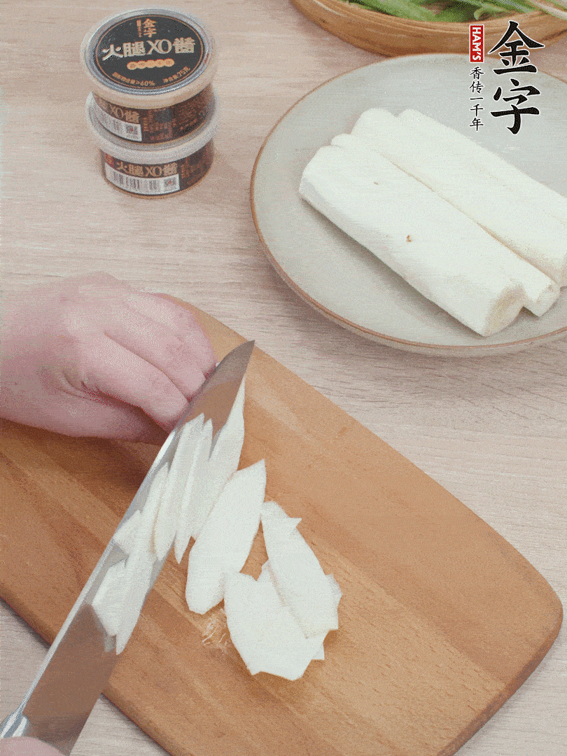 鐵棍山藥去皮，斜刀切片。