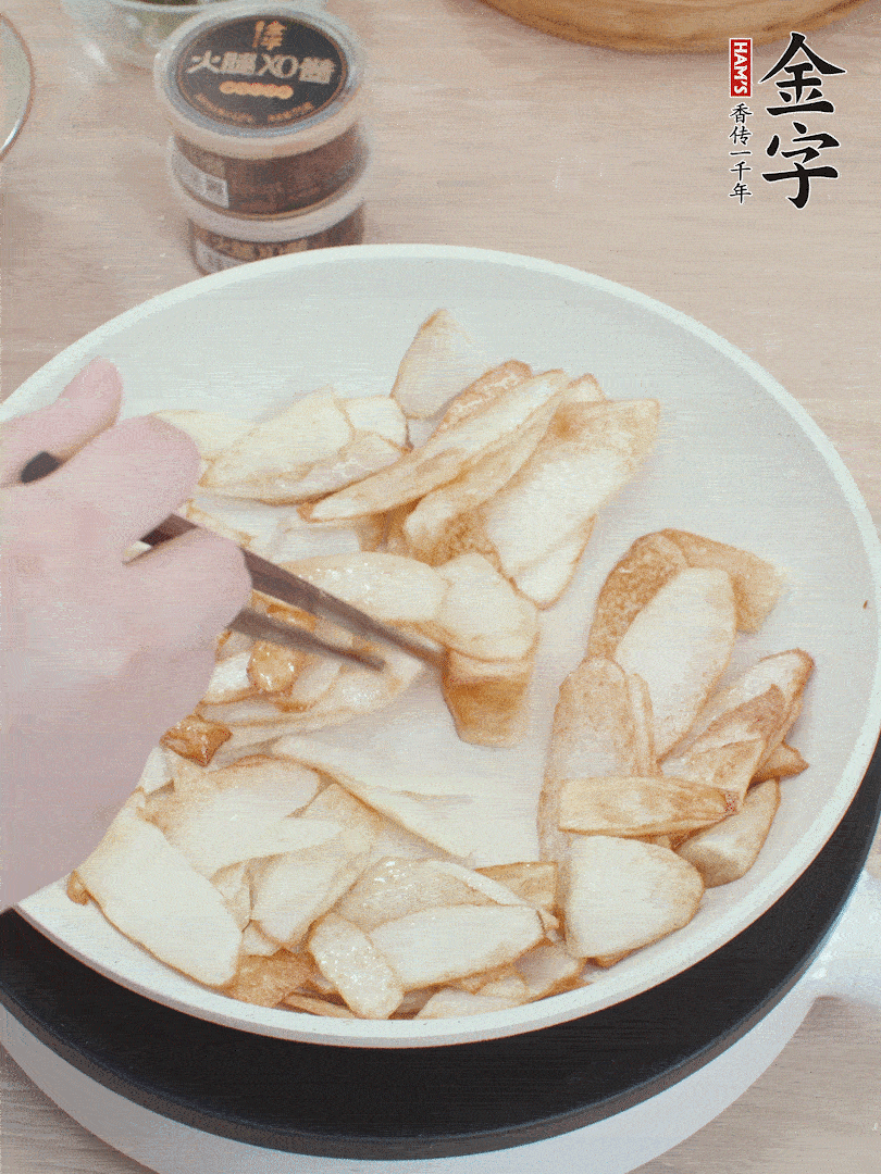鍋中熱油，山藥煎至兩面金黃。