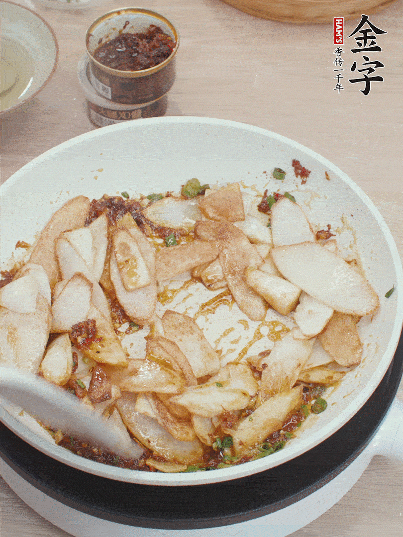 下山藥炒勻，撒蔥花。