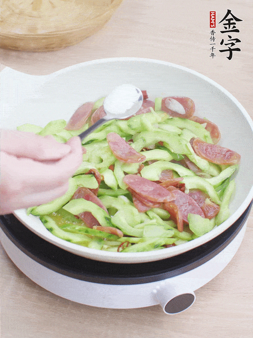 淋點(diǎn)開水，半勺白糖、1勺生抽調(diào)味。