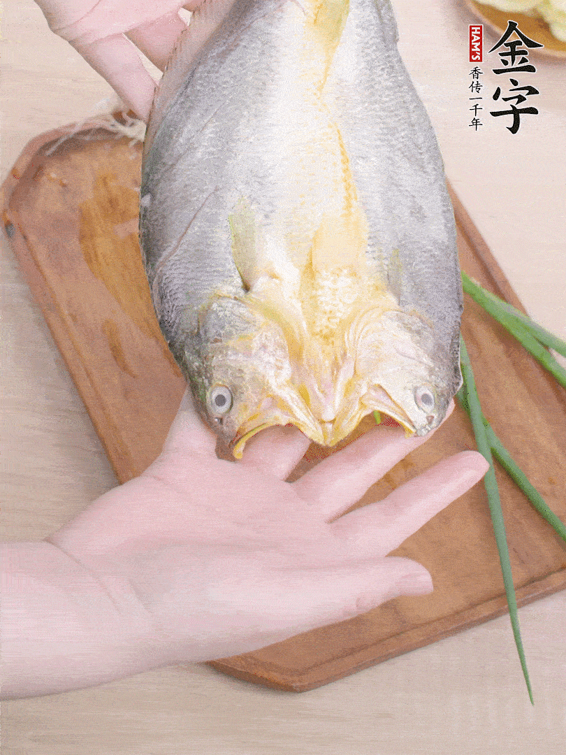 黃魚背部開刀，洗凈切花刀。適量鹽涂抹魚身兩面。
