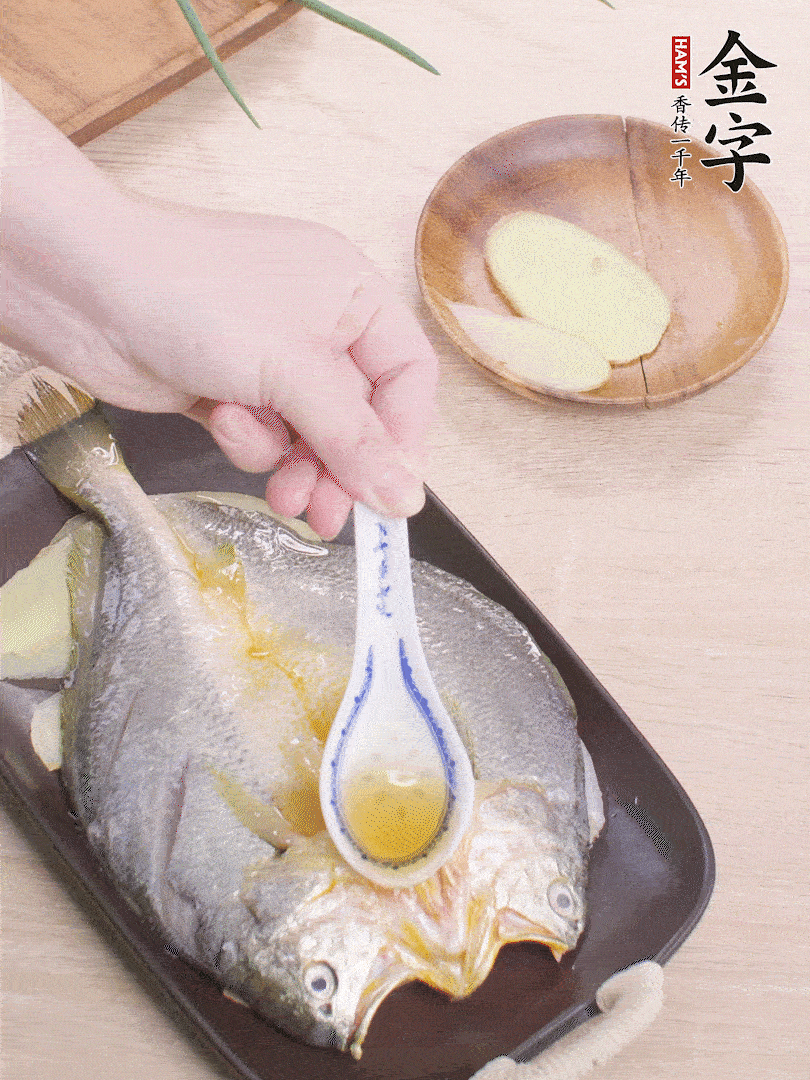 盤底鋪姜片，放黃魚，淋2勺料酒。