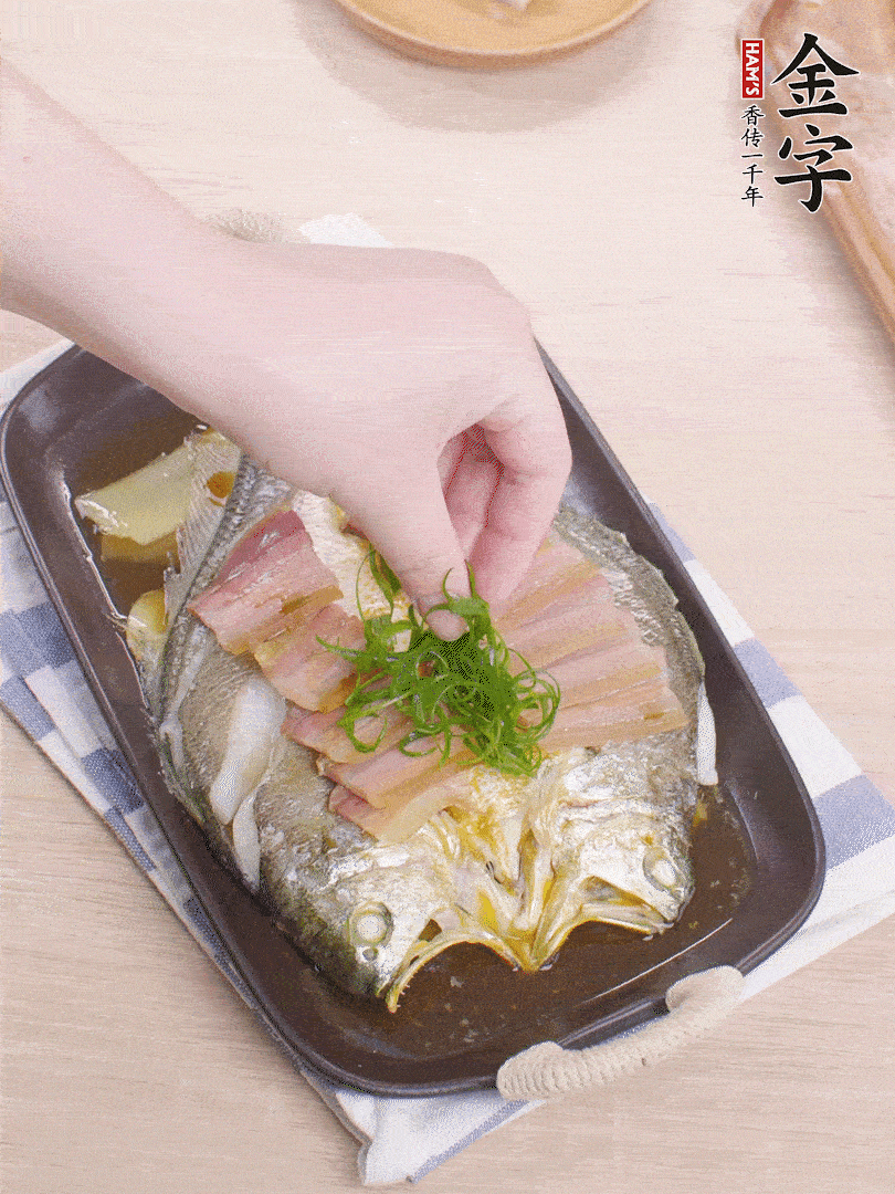 取出姜蔥，淋2勺蒸魚豉油，擺蔥絲。