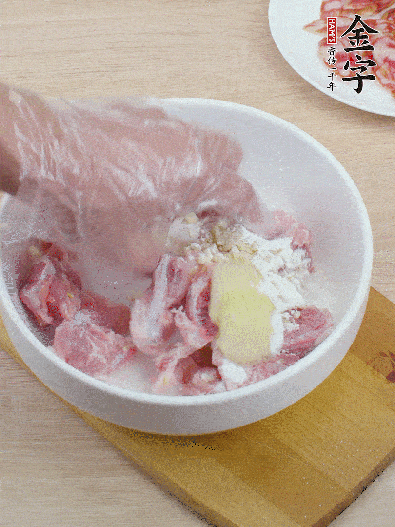 洗凈的小排，加鹽、姜、蒜末、淀粉、胡椒粉抓勻，腌制15分鐘。