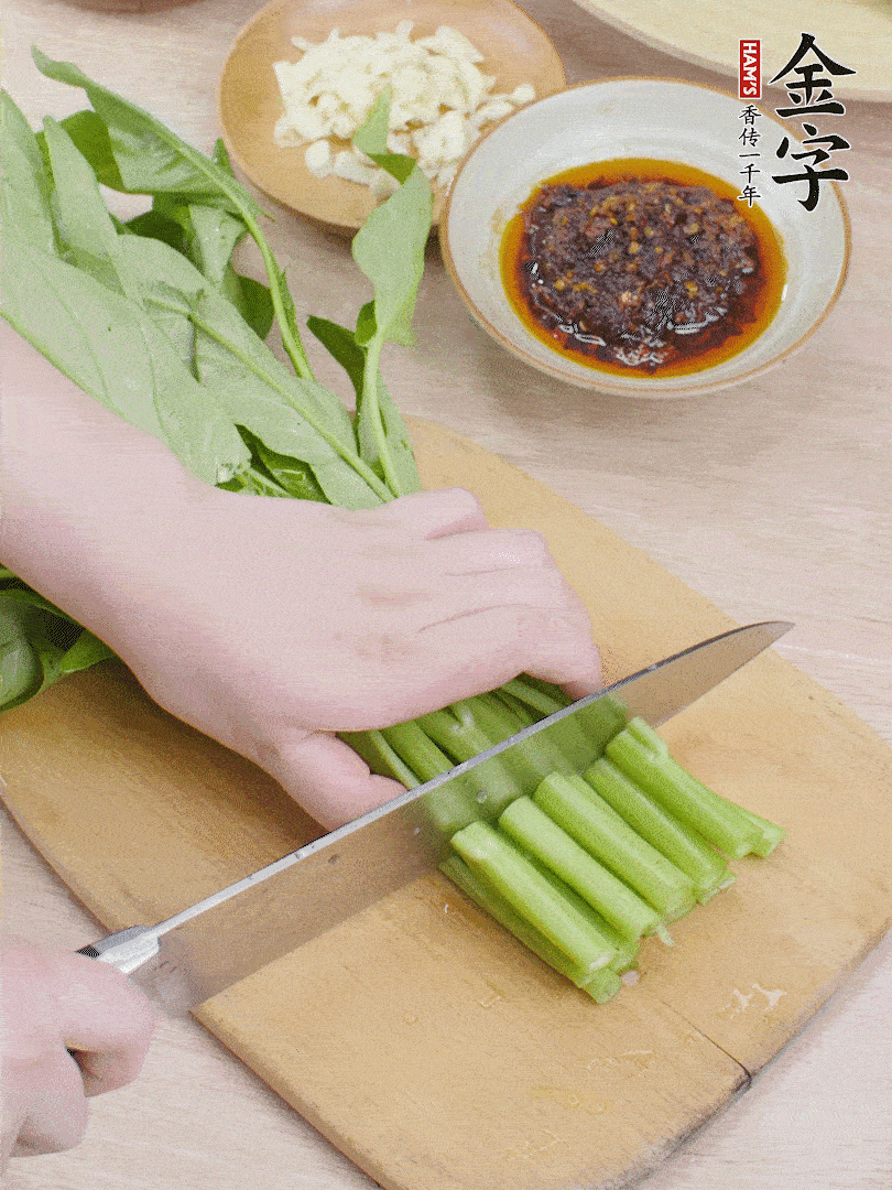 空心菜切段，大蒜拍碎切末。