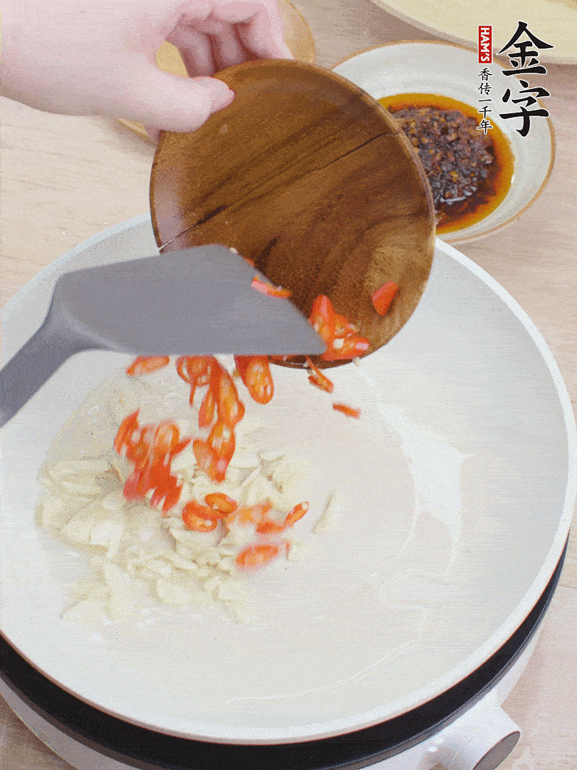 油熱煸香蒜末、辣椒。