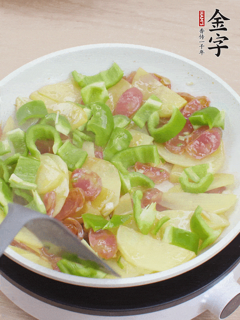 下辣椒翻炒1分鐘。